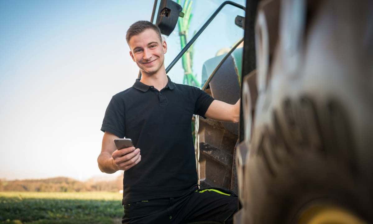 Junger Landwirt mit Smartphone