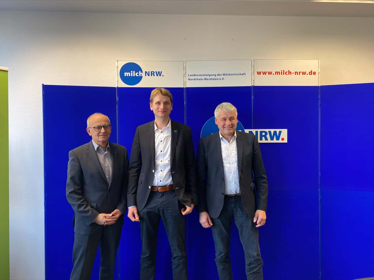Dr. Rudolf Schmidt, Benedikt Langemeyer und Hans Stöcker stehen vor einer blauen Wand.