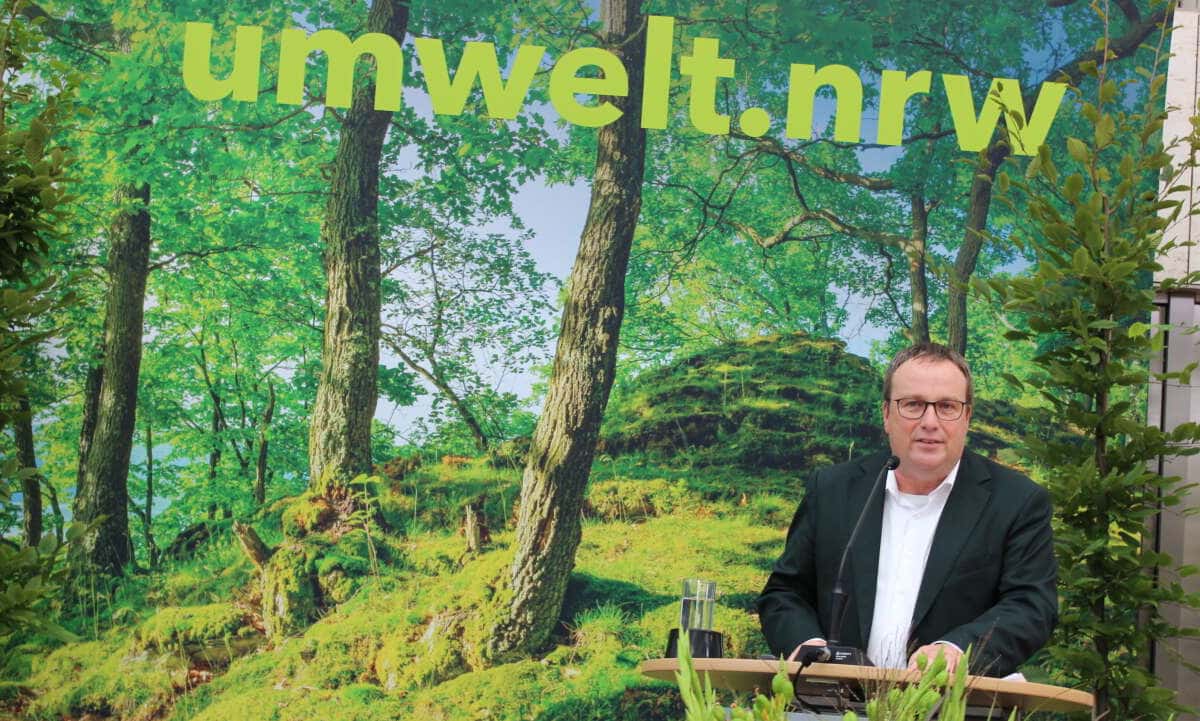 NRW-Umweltminister Oliver Krischer spricht bei einer Nationalpark Konferenz in Düsseldorf im August 2023