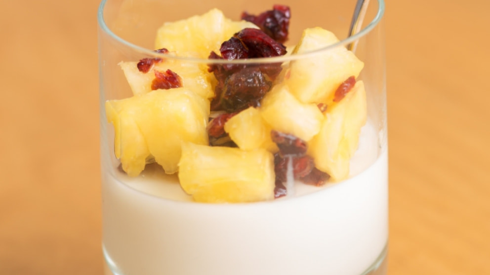 Joghurt-Pannacotta mit Ananas-Cranberry-Salat - rezepte - Wochenblatt ...